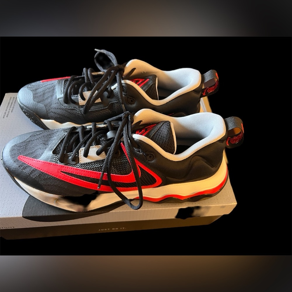 Nike Giannis Antetokounmpo immortality 3 black university red NEVER WORN NWOT